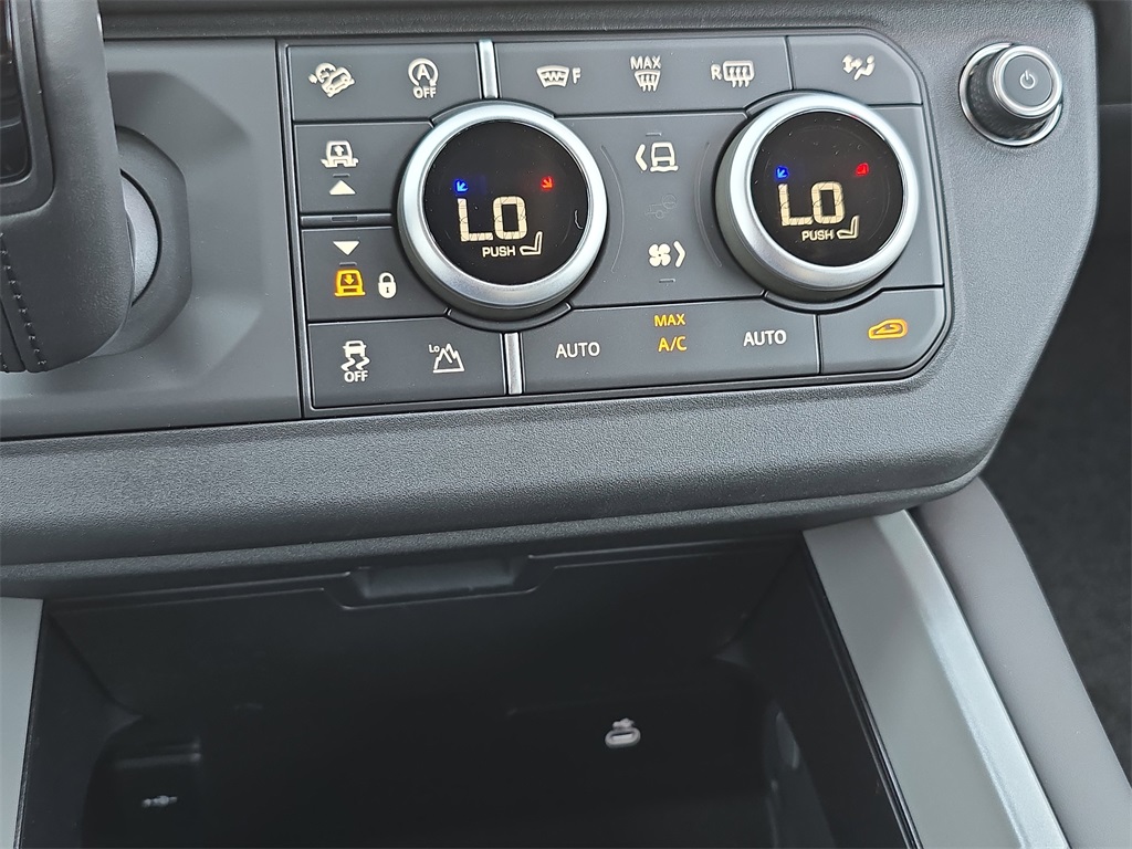 2025 Land Rover Defender 110 V8 photo 21