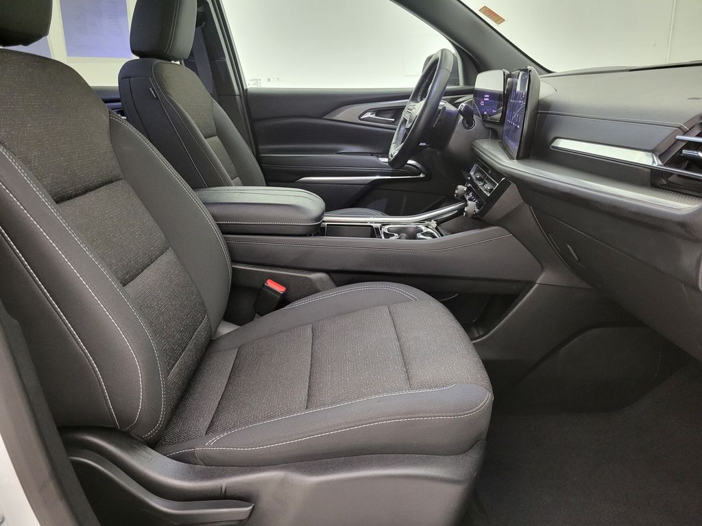 2025 Chevrolet Traverse photo 30