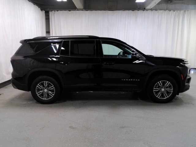2025 Chevrolet Traverse photo 2
