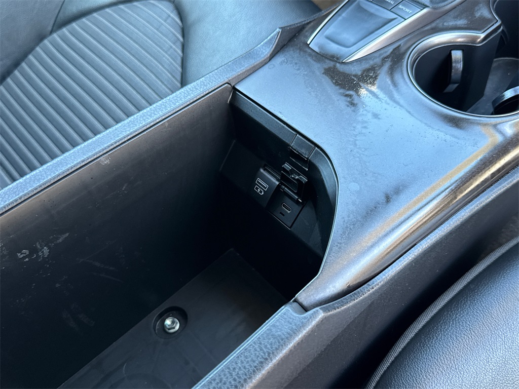 2022 Toyota Camry SE photo 16