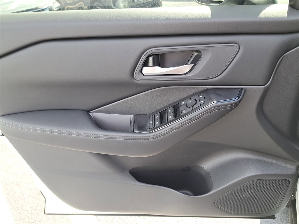 2026 Nissan Rogue SV photo 21