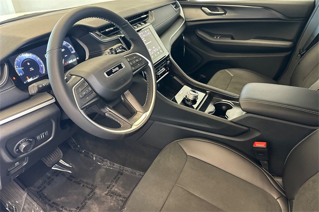 2025 Jeep Grand Cherokee Altitude photo 9