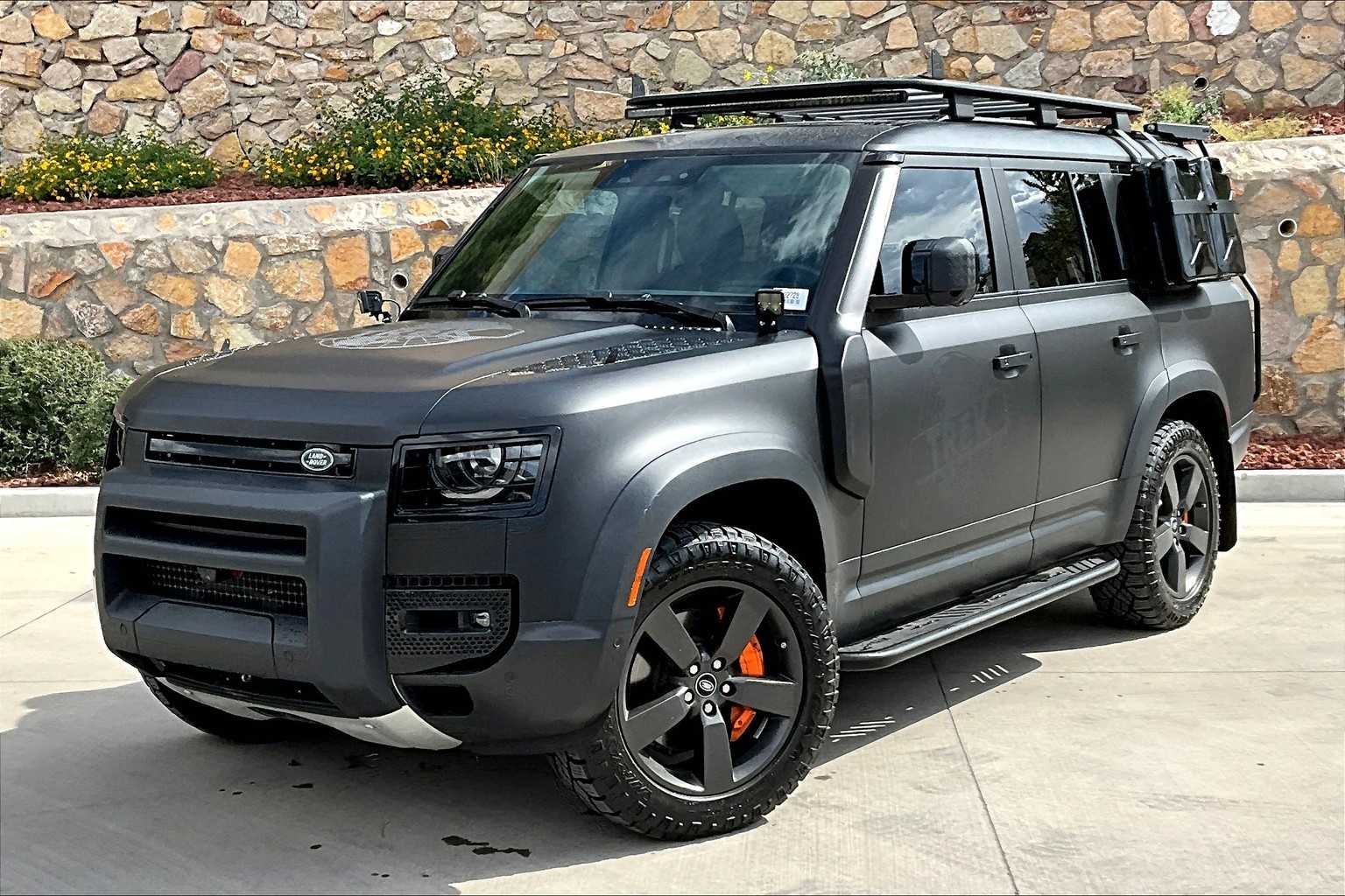 2023 Land Rover Defender SE's photo