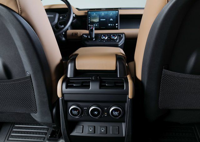 2025 Land Rover Defender 110 X-Dynamic SE photo 11