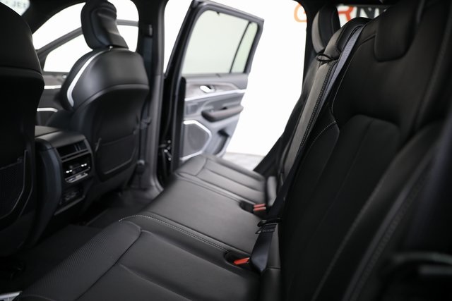 2025 Jeep Grand Cherokee Overland photo 9