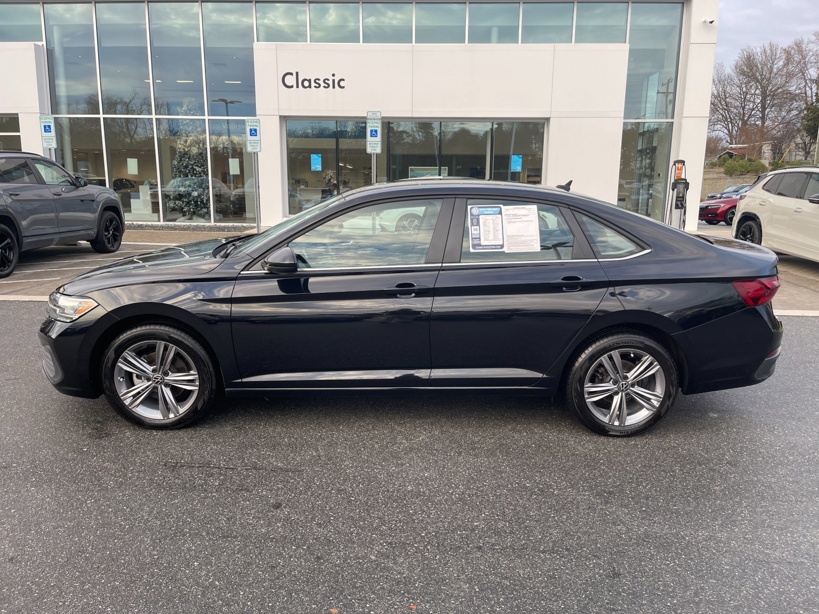 2022 Volkswagen Jetta SE photo 2