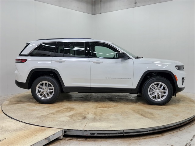 2025 Jeep Grand Cherokee Laredo X photo 2