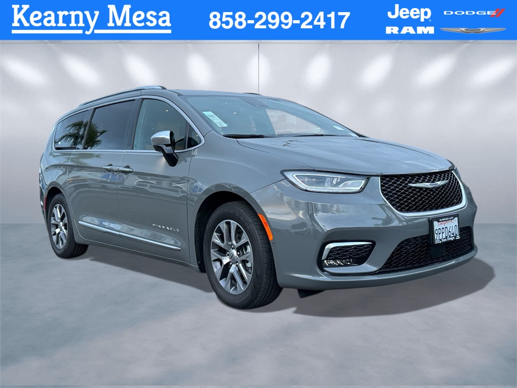 2023 Chrysler Pacifica Hybrid Pinnacle's photo