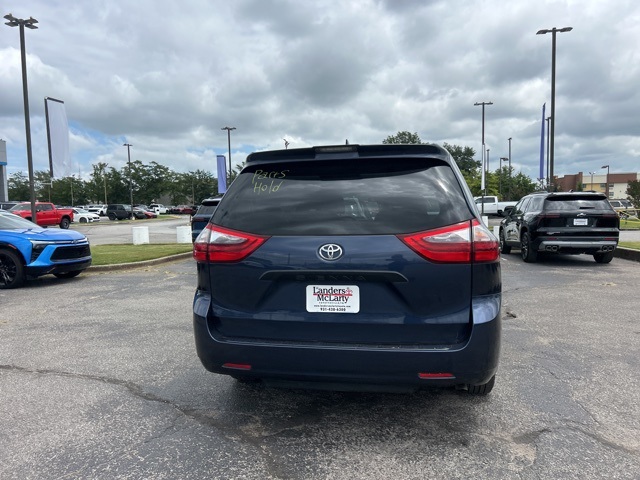 2020 Toyota Sienna L photo 4