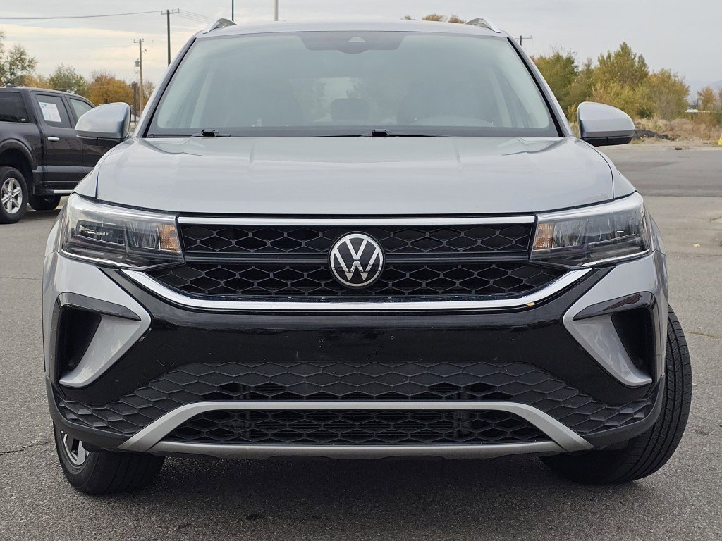 2024 Volkswagen Taos SE photo 3