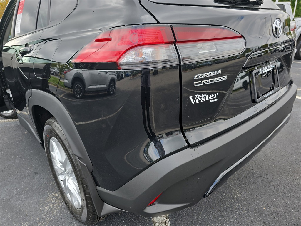 2026 Toyota Corolla Cross LE photo 31