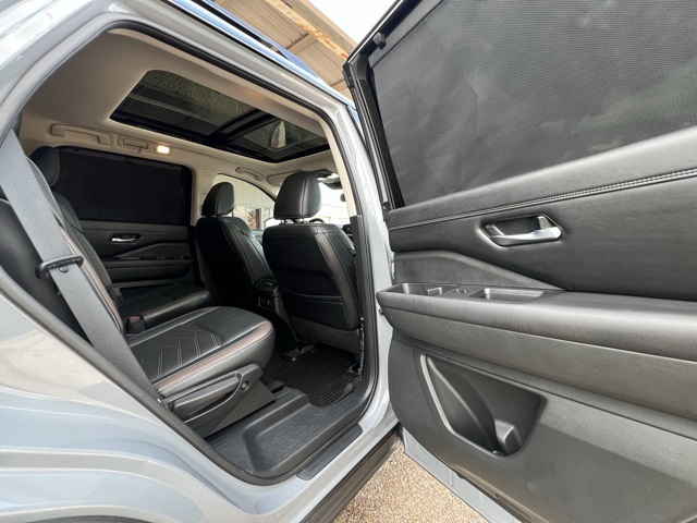 2022 Nissan Pathfinder Platinum photo 25