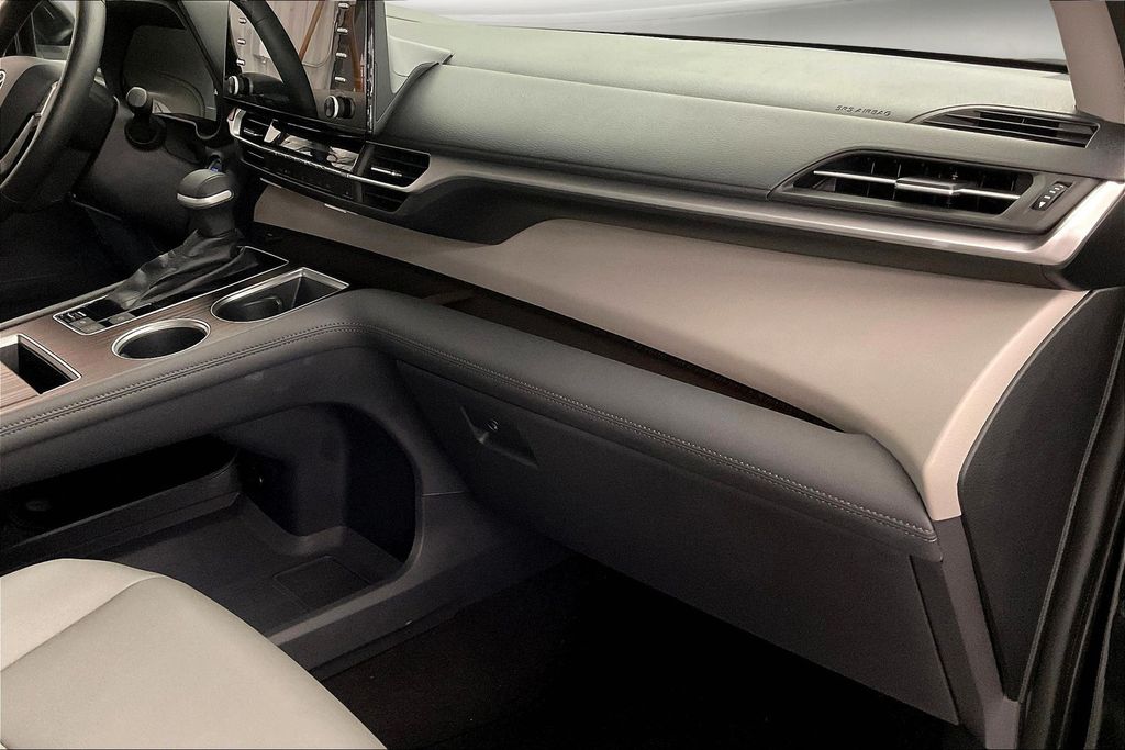 2021 Toyota Sienna XLE photo 17