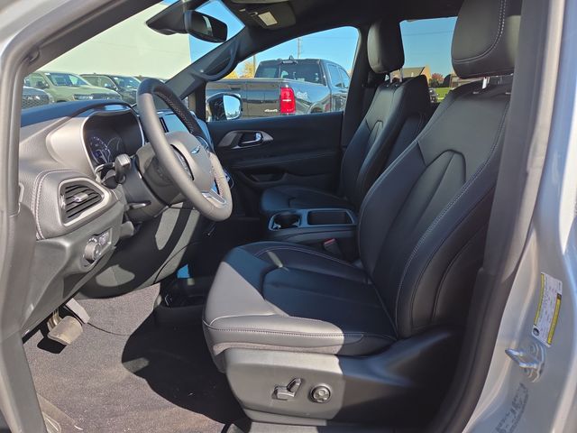 2026 Chrysler Pacifica photo 4