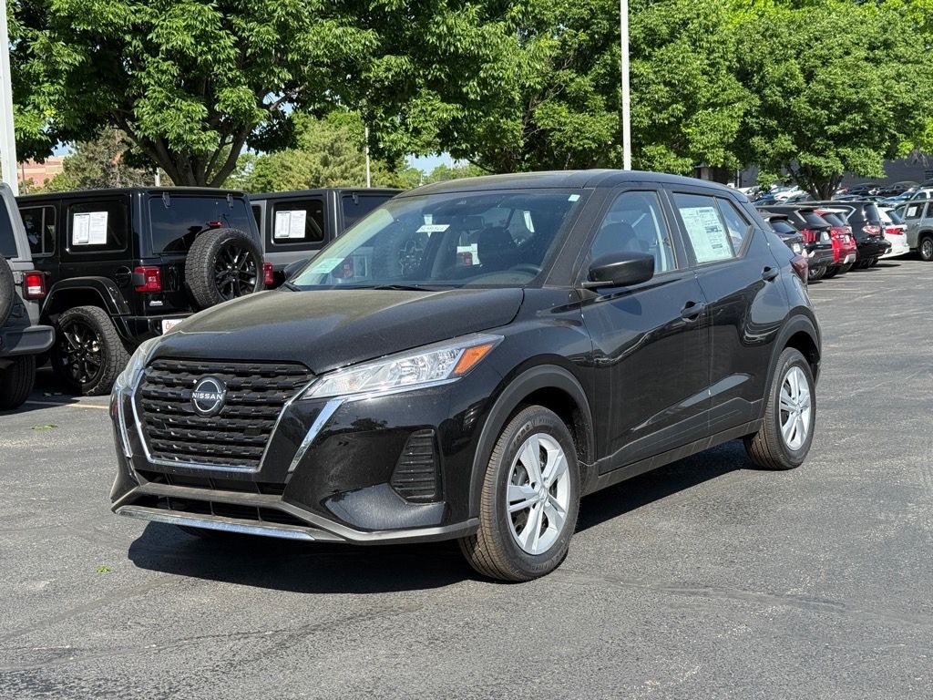 2025 Nissan Kicks Play S photo 2
