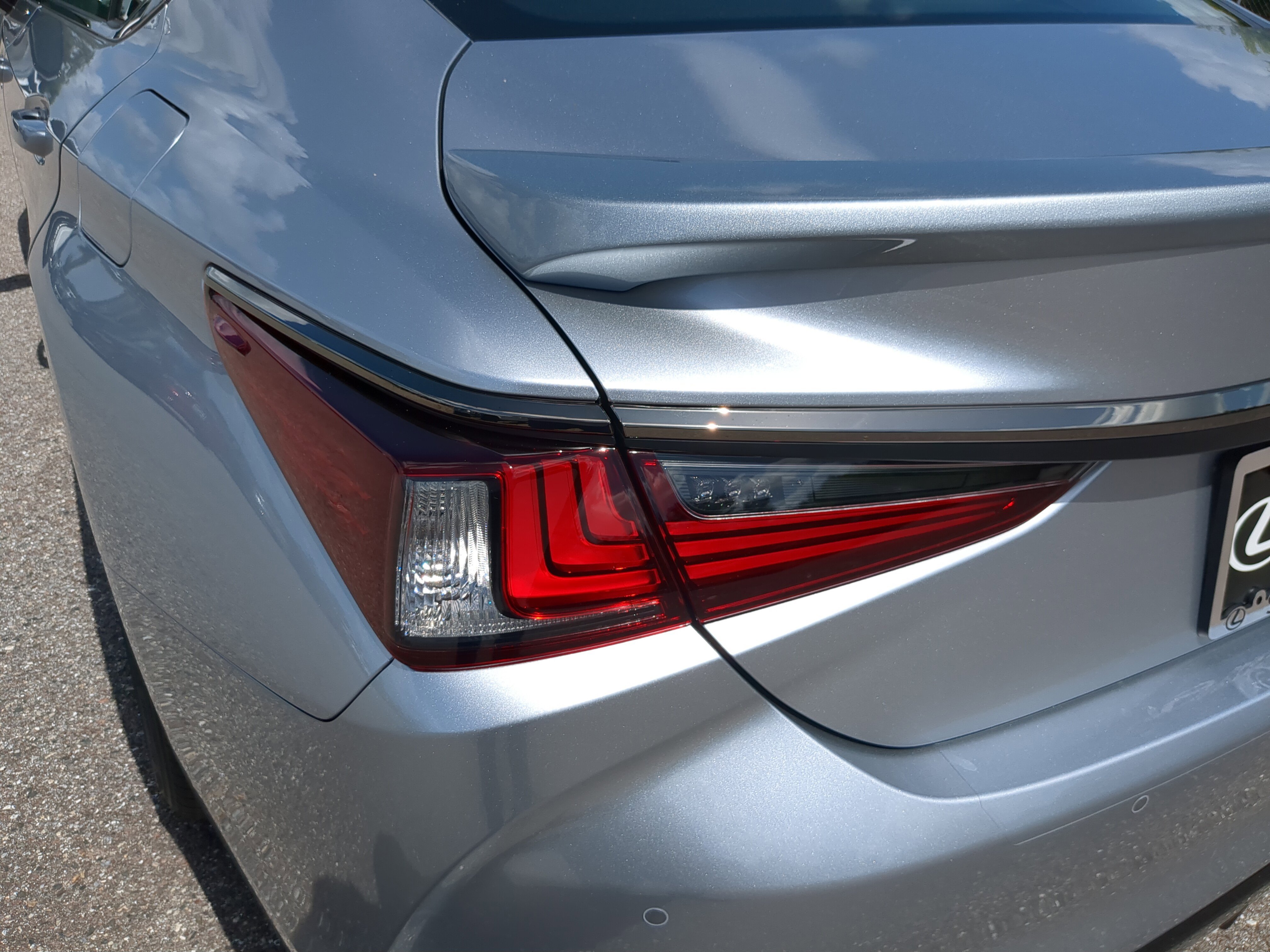 2025 Lexus ES 350 F SPORT Design photo 9
