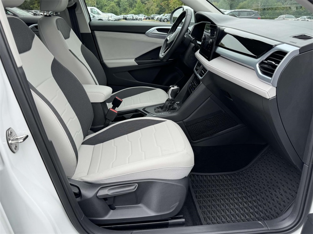 2025 Volkswagen Taos SE photo 12