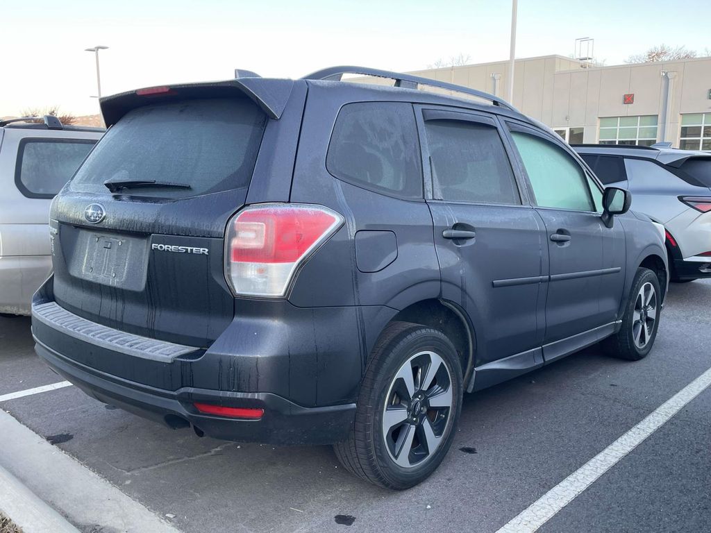 2018 Subaru Forester Premium photo 4