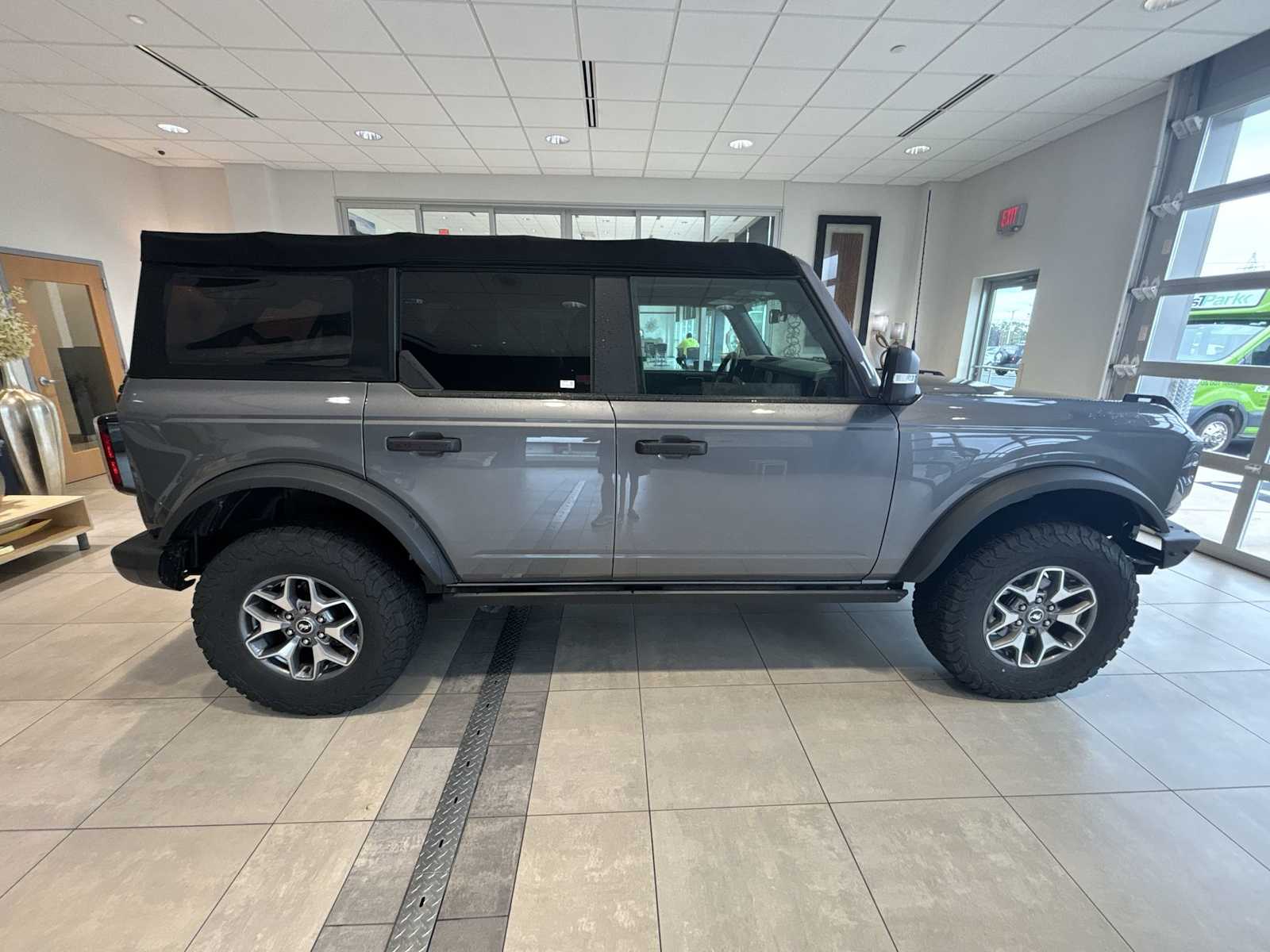 2022 Ford Bronco Badlands photo 2