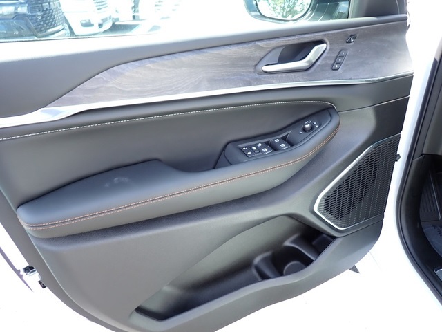 2025 Jeep Grand Cherokee Overland photo 14