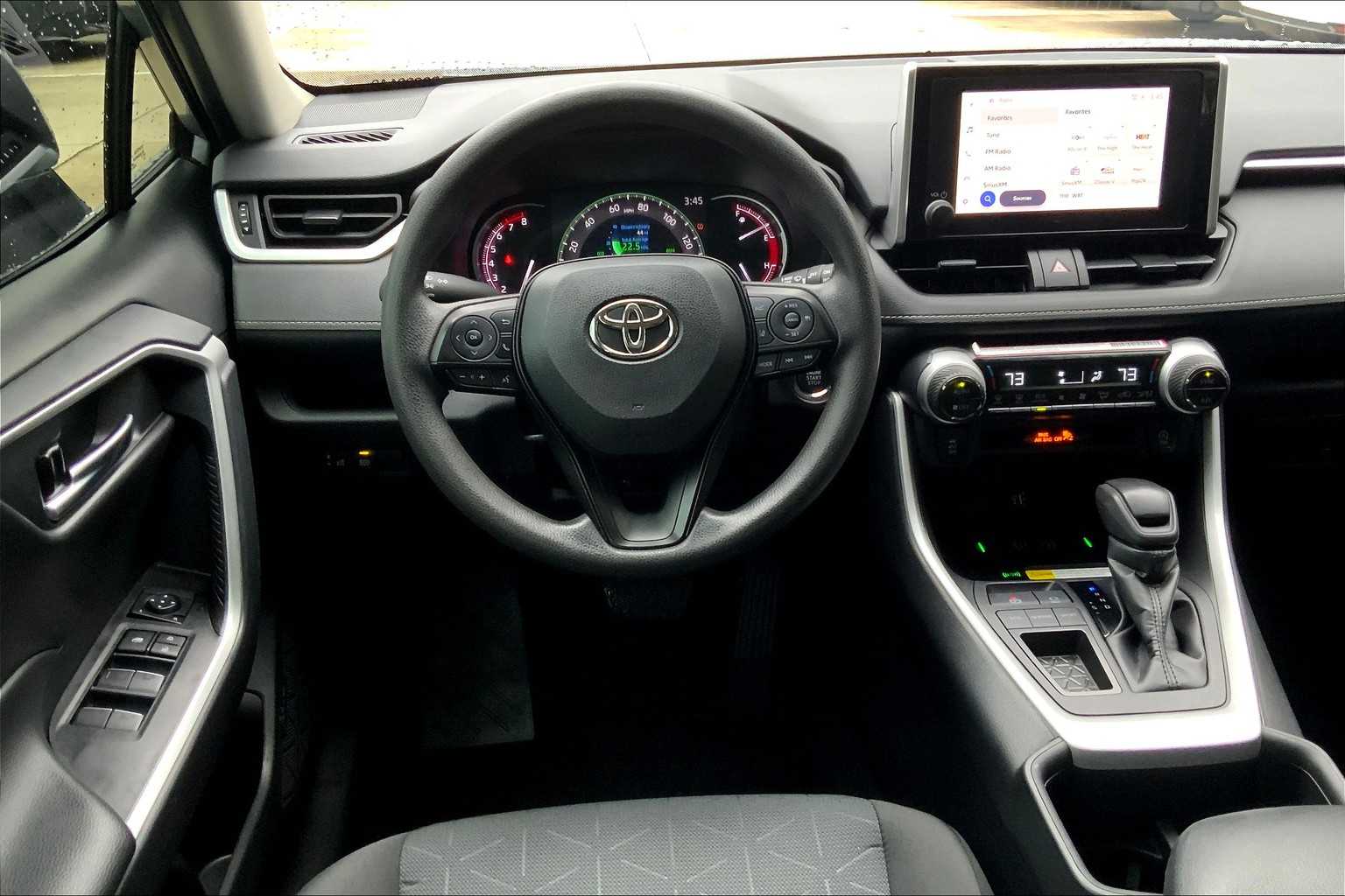 2024 Toyota RAV4 XLE photo 4
