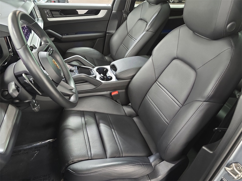 2024 Porsche Cayenne Coupe Base photo 4