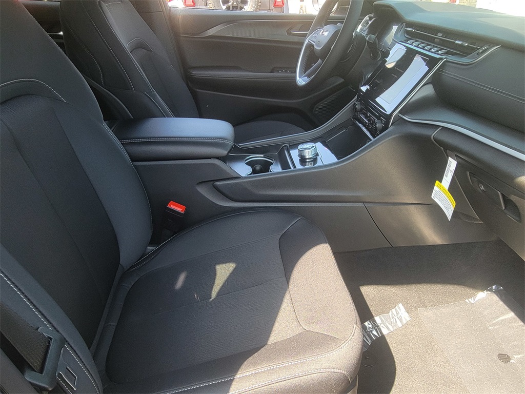 2025 Jeep Grand Cherokee Laredo Altitude photo 12