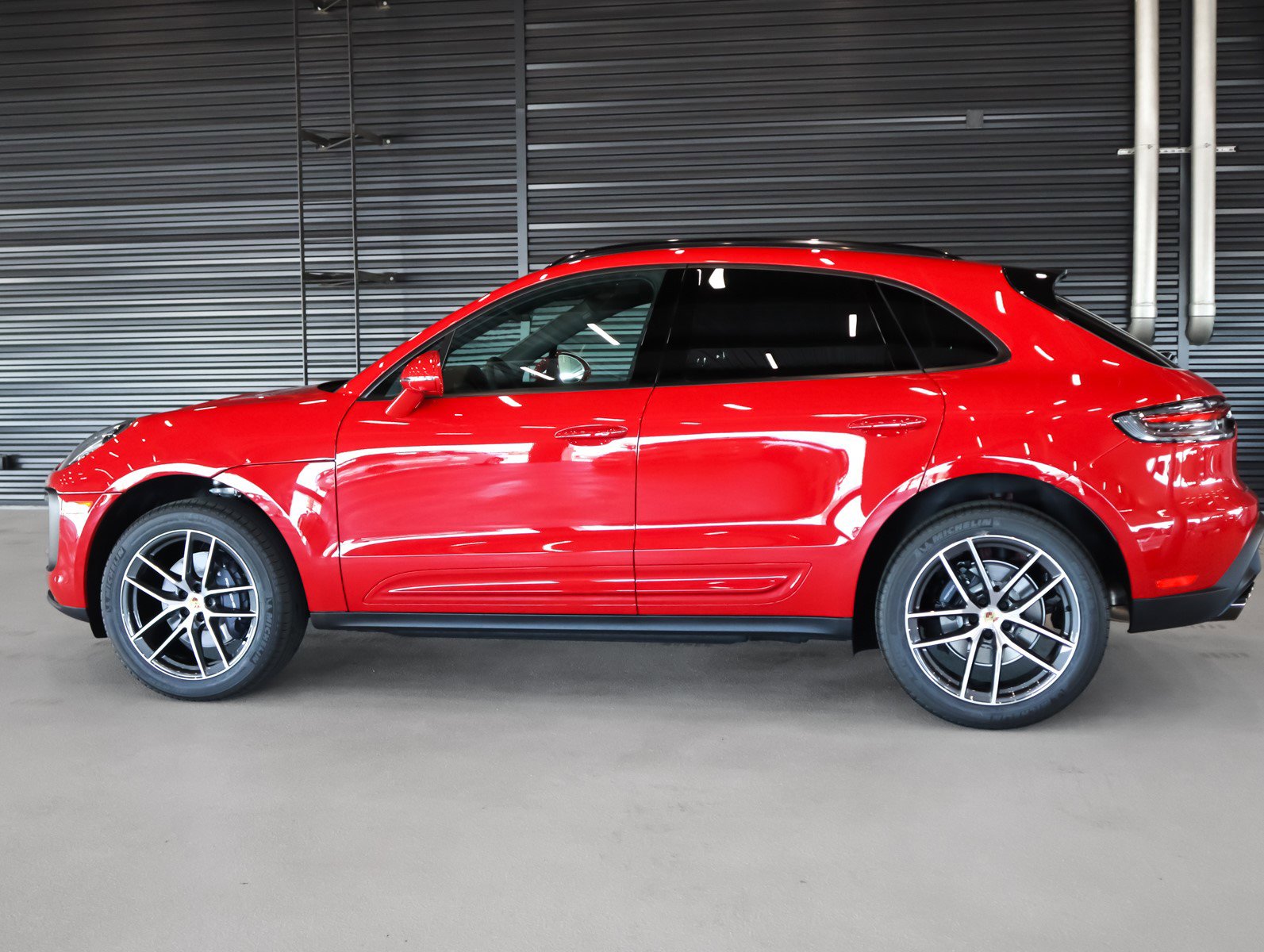 2025 Porsche Macan T photo 2