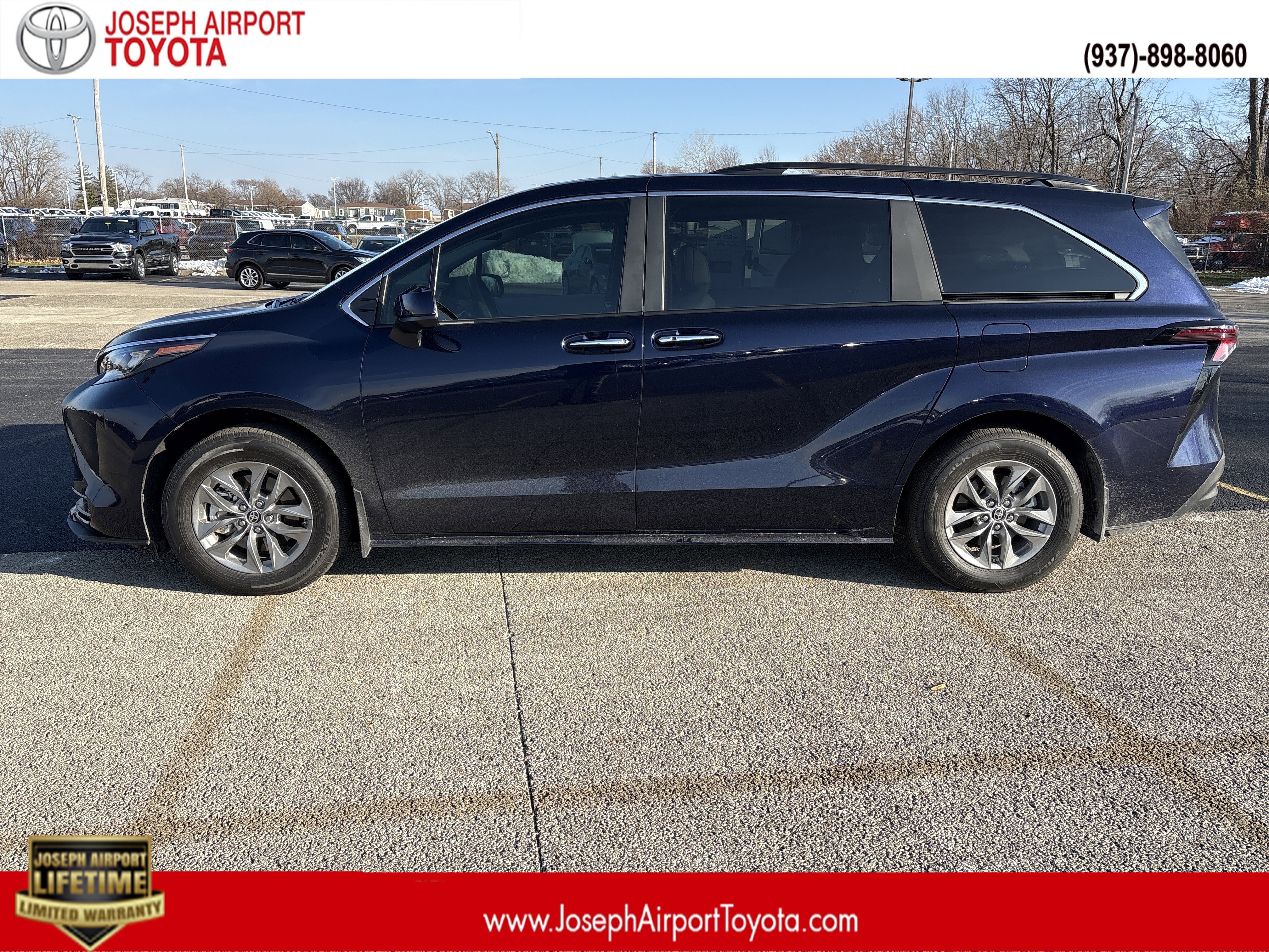 2025 Toyota Sienna XLE's photo
