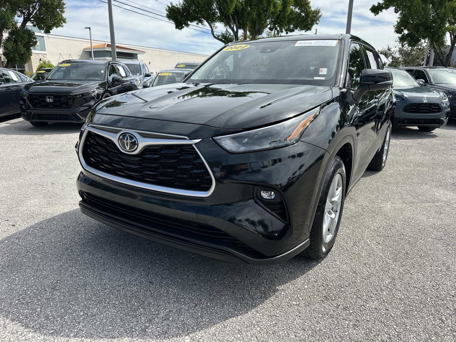 2022 Toyota Highlander LE photo 6