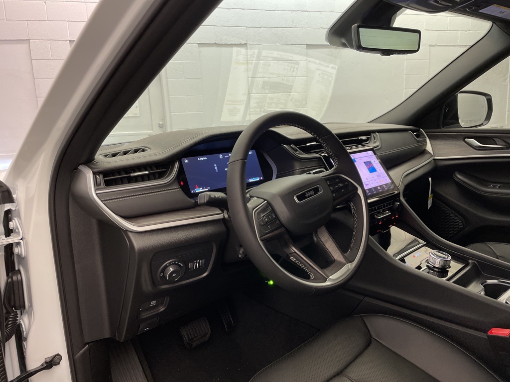 2025 Jeep Grand Cherokee Limited photo 12