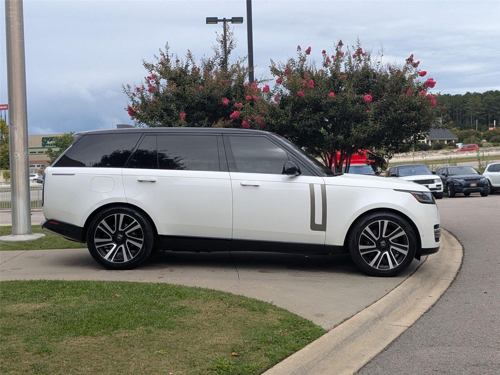 2023 Land Rover Range Rover SE photo 2