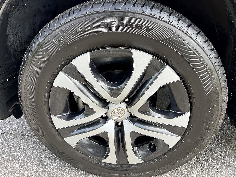 2018 Toyota RAV4 LE photo 9