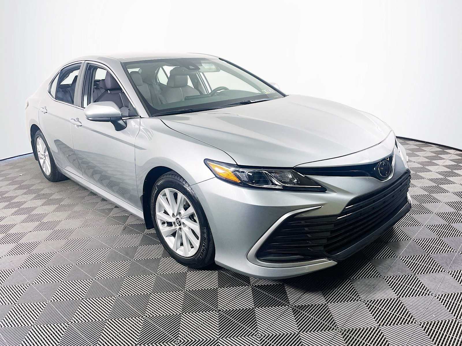 2022 Toyota Camry LE photo 3