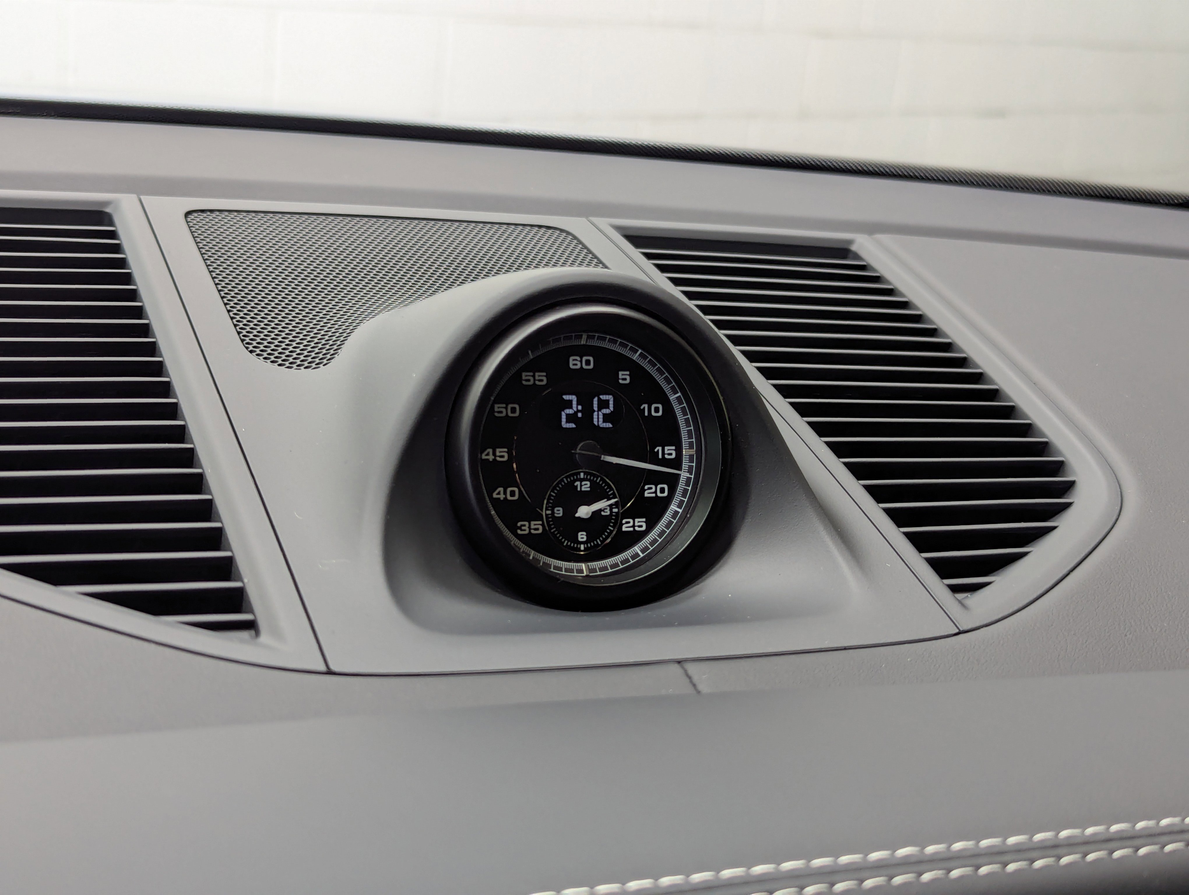 2025 Porsche Macan S photo 3