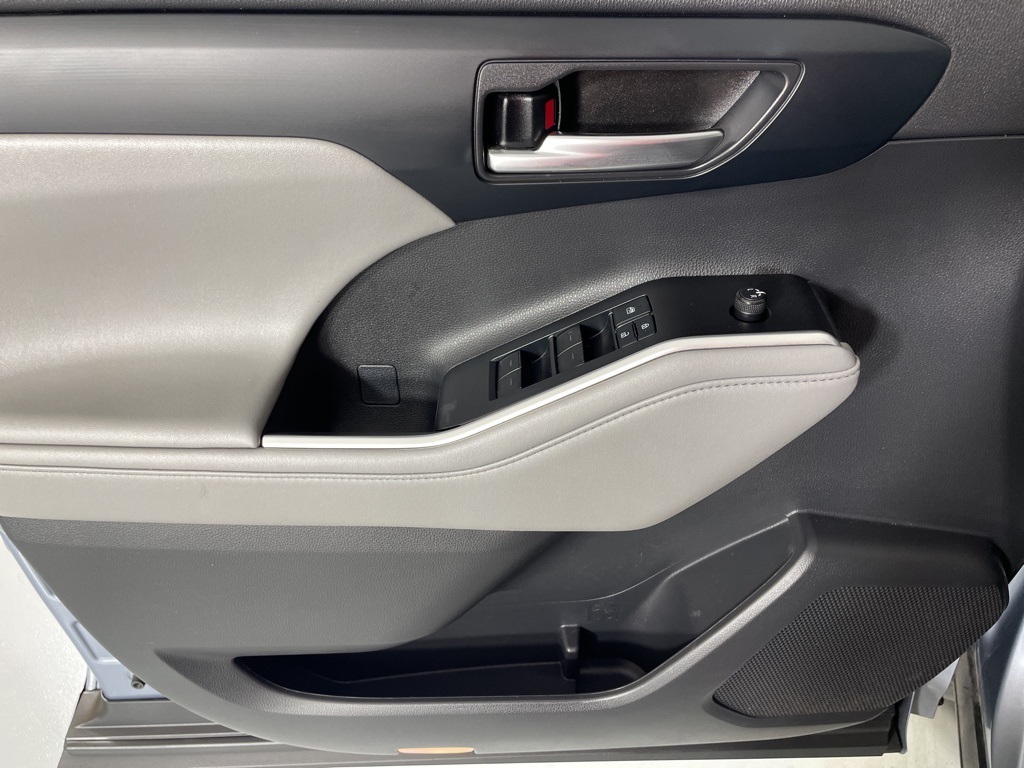 2021 Toyota Highlander XLE photo 14