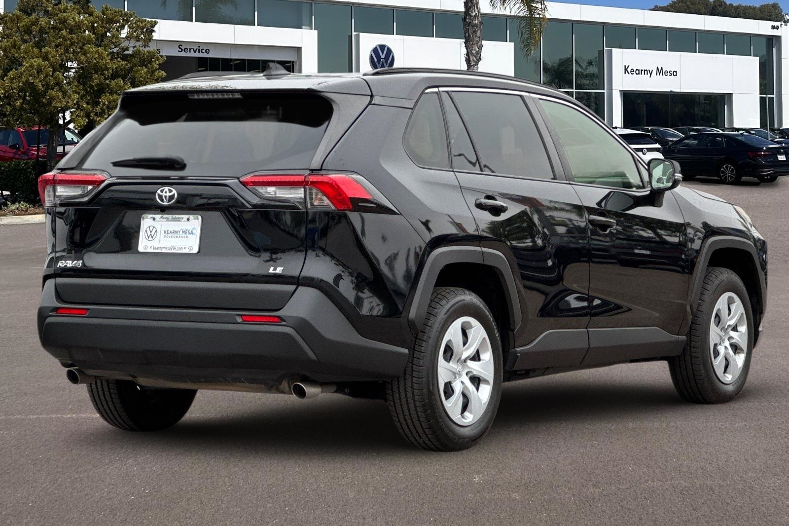 2019 Toyota RAV4 LE photo 4