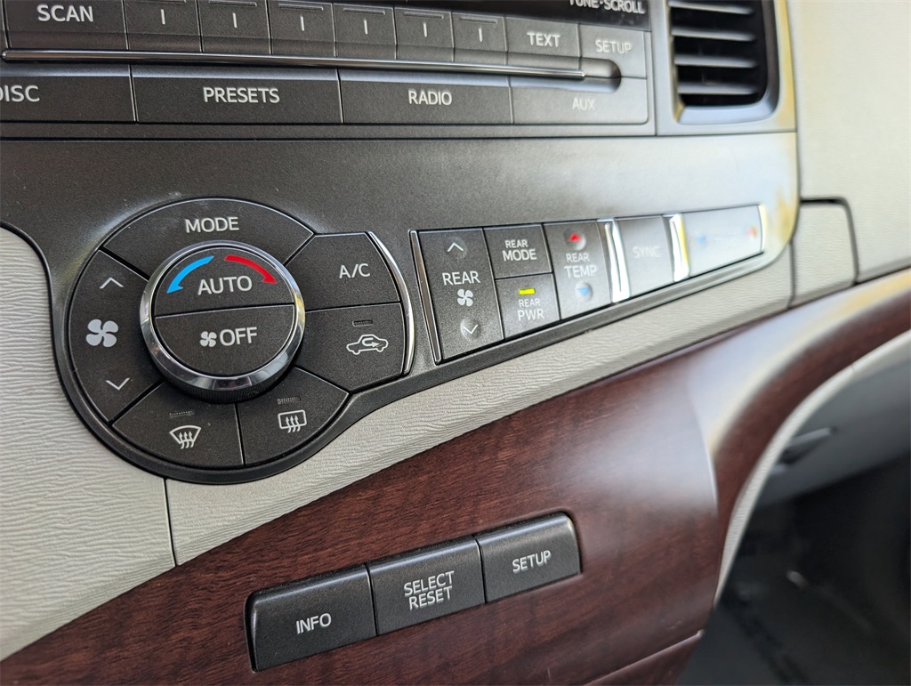 2014 Toyota Sienna XLE photo 29