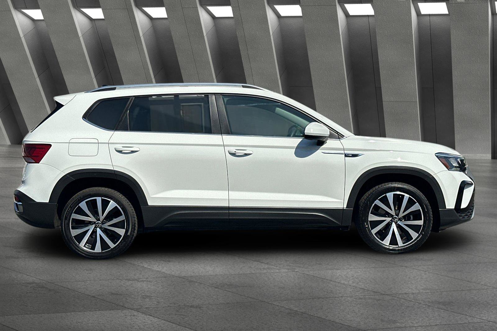 2022 Volkswagen Taos SE photo 2