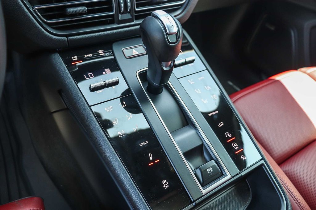 2024 Porsche Macan S photo 17