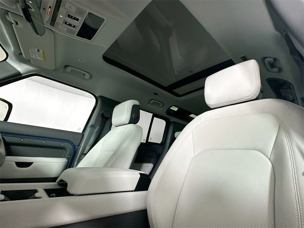 2025 Land Rover Defender 110 X-Dynamic SE photo 15