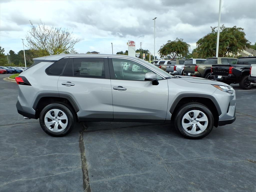 2025 Toyota RAV4 LE photo 4