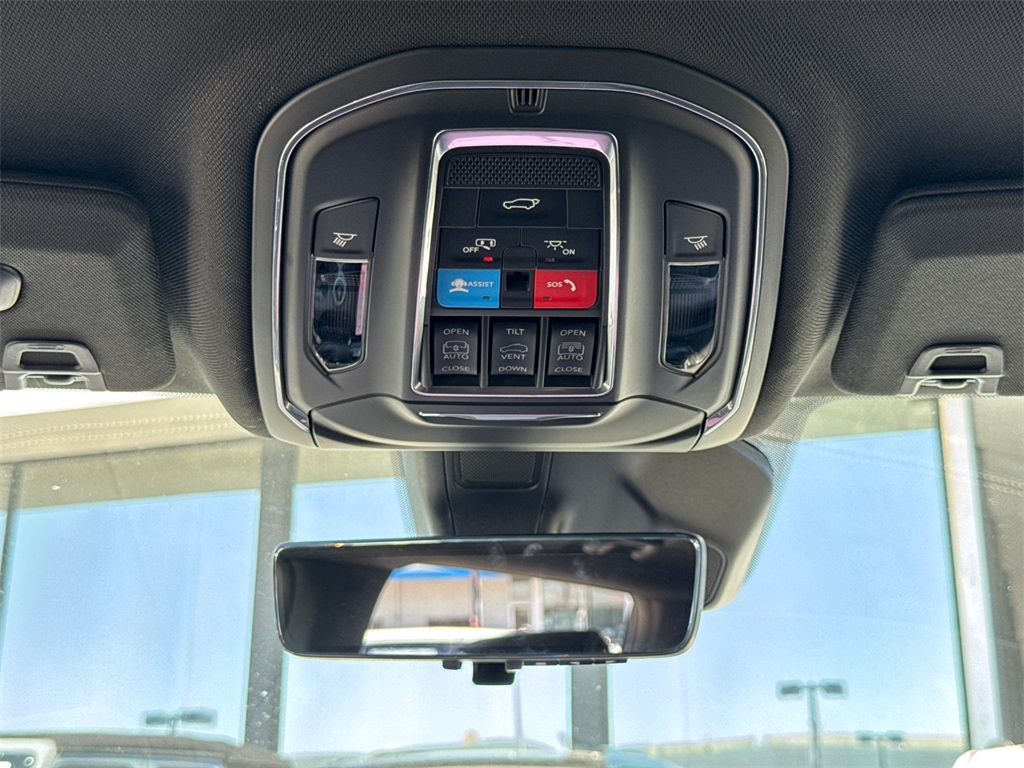 2025 Jeep Grand Cherokee Overland photo 25