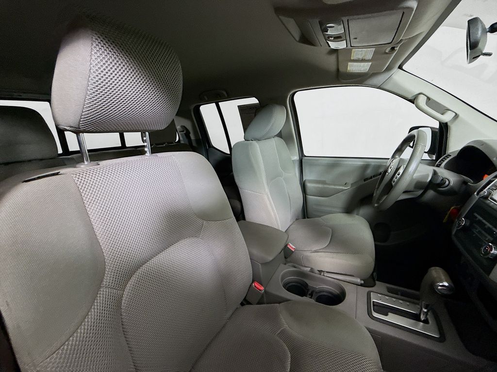 2016 Nissan Frontier SV Crew Cab photo 20