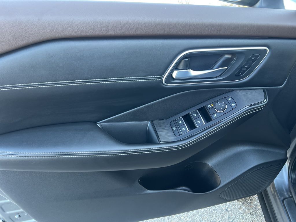 2023 Nissan Rogue Platinum photo 7