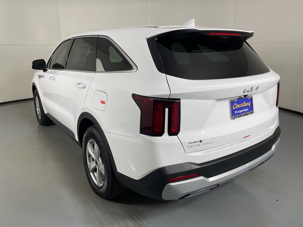 2026 Kia Sorento LX photo 2