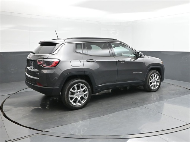 2022 Jeep Compass Latitude Lux photo 14