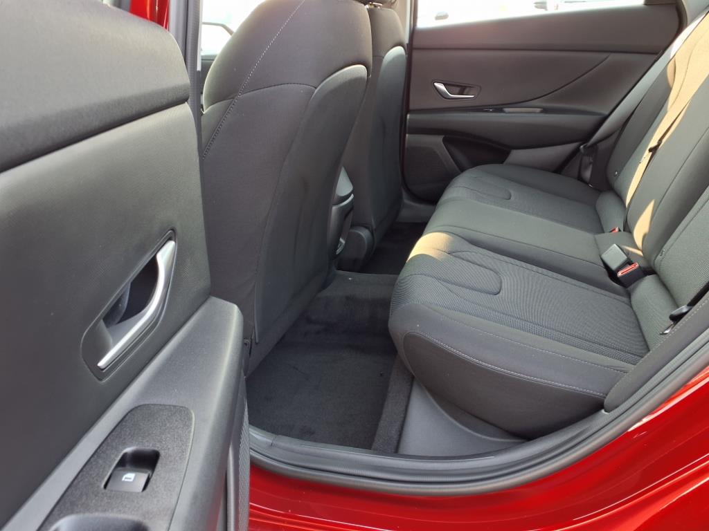 2025 Hyundai Elantra SE photo 4
