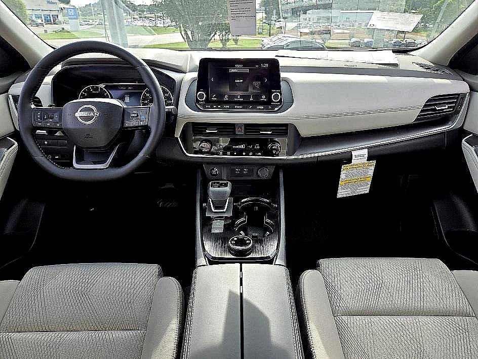 2025 Nissan Rogue SV photo 9
