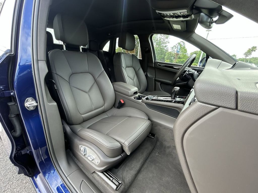 2025 Porsche Macan Base photo 27